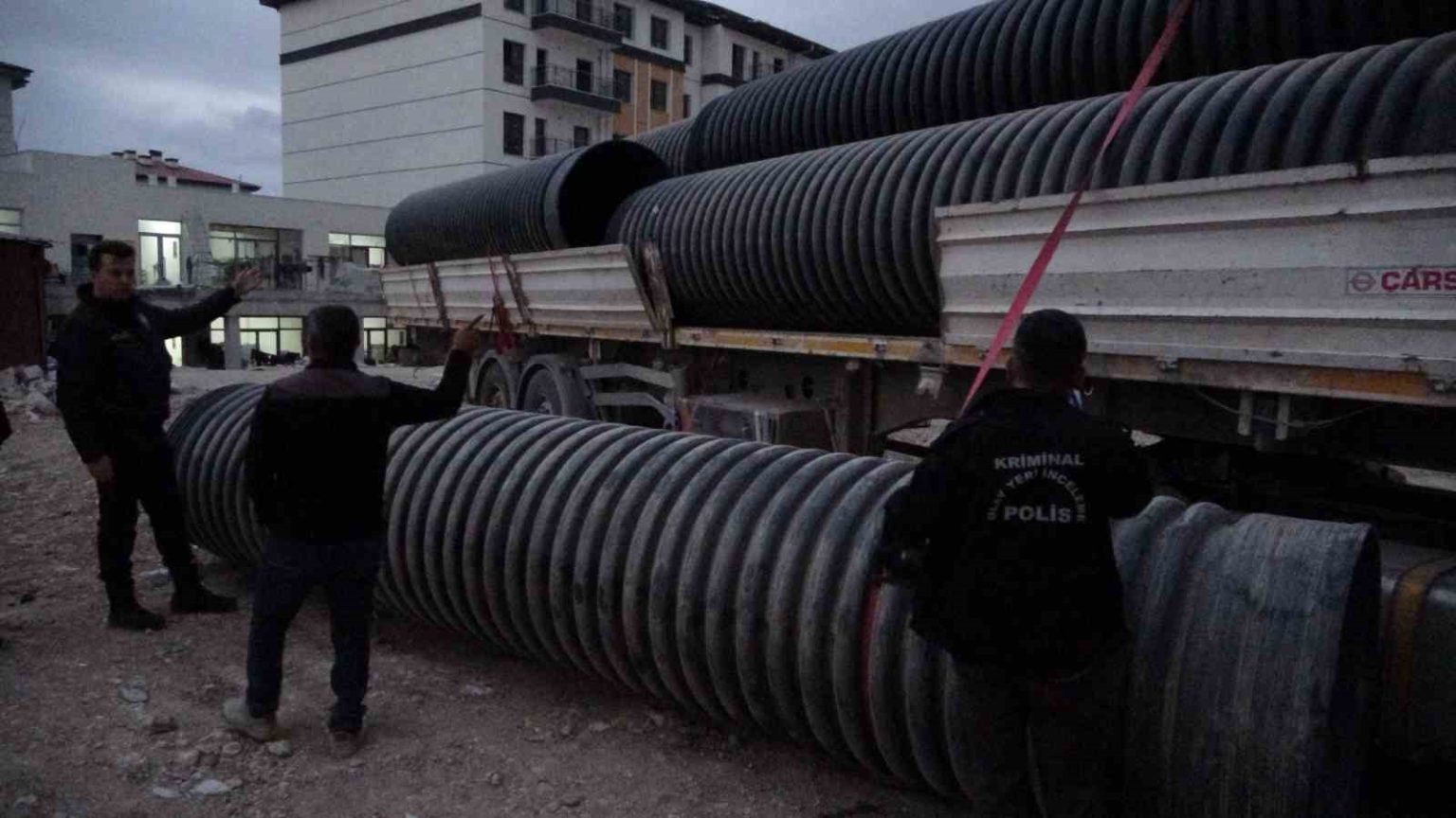 insaatta-uzerine-750-kilo-plastik-boru-dusen-surucu-agir-yaralandi