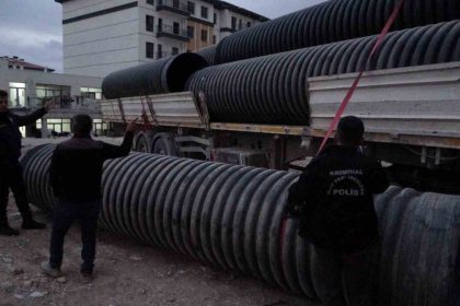 insaatta-uzerine-750-kilo-plastik-boru-dusen-surucu-agir-yaralandi