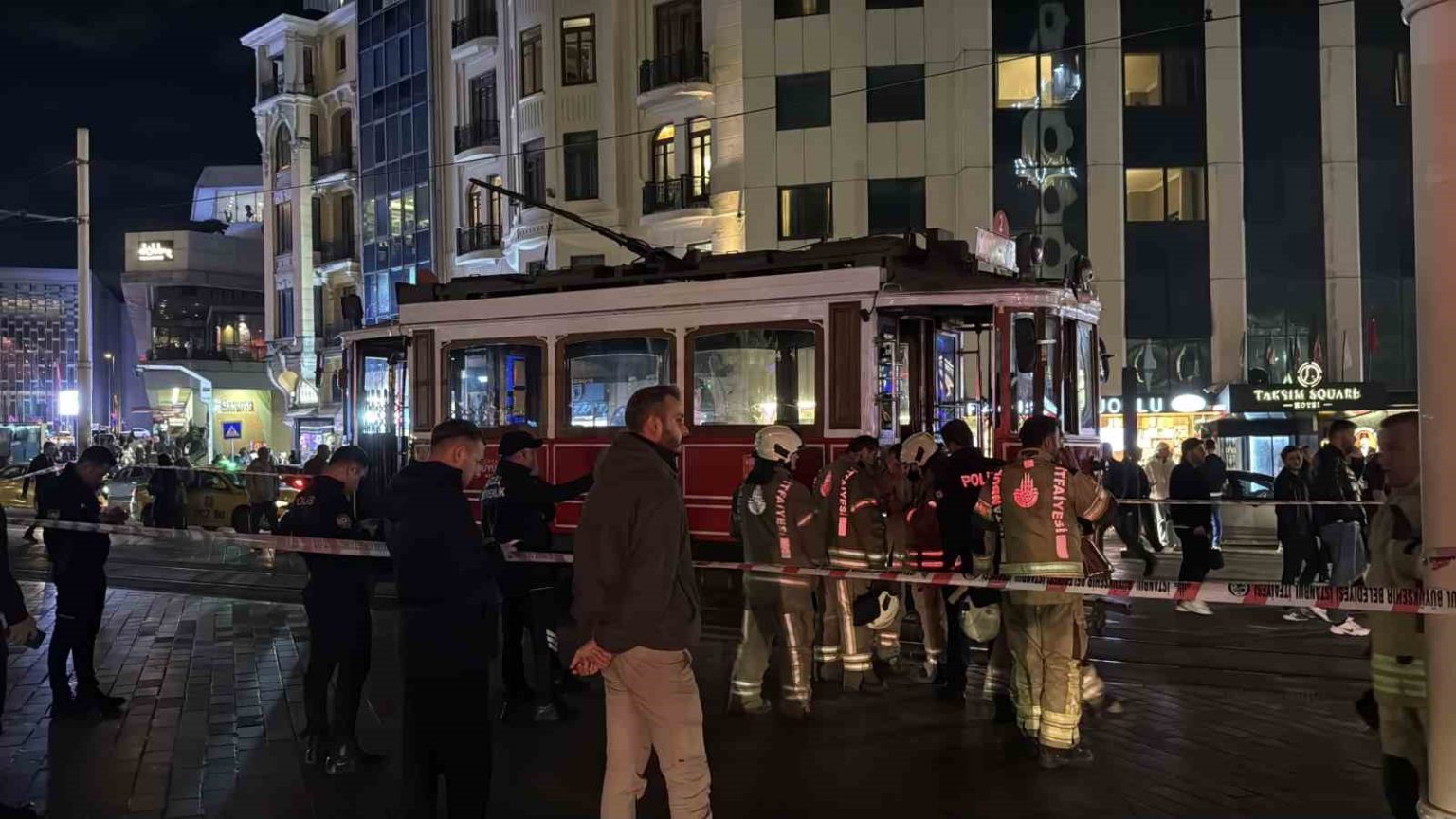 istiklal-caddesinde-nostaljik-tramvayda-yangin-panigi