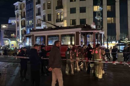 istiklal-caddesinde-nostaljik-tramvayda-yangin-panigi