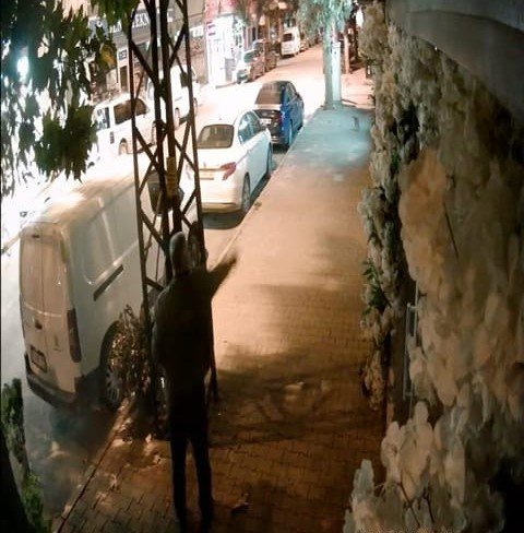 kapali-olan-kuaforun-camlarina-yumurta-firlatti