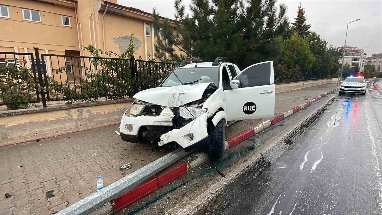 karamanda-yagis-nedeniyle-kontrolden-cikan-pikap-aydinlatma-diregini-devirdi