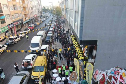 kartalda-indirim-kuyrugu-bin-liralik-urunu-100-liraya-alabilmek-icin-saatlerce-beklediler