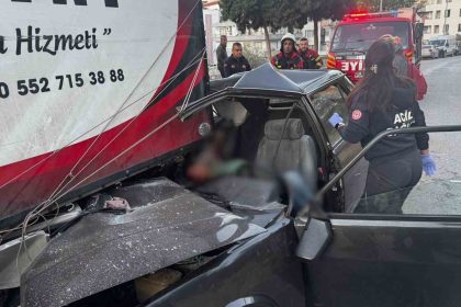 kontrolden-cikan-otomobil-park-halindeki-kamyonete-ok-gibi-saplandi-1-olu-4-yarali