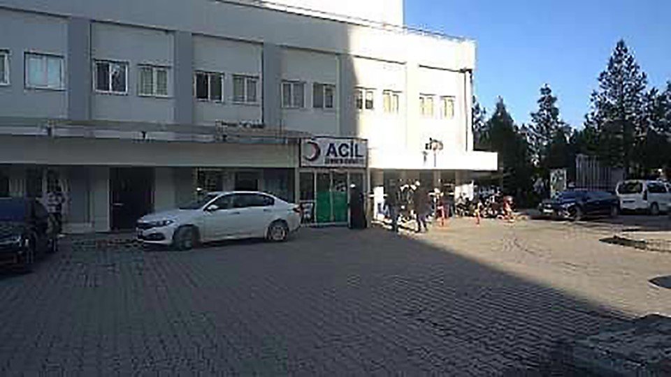 kurtalanda-kontrolden-cikan-motosiklet-devrildi-2-kisi-yaralandi