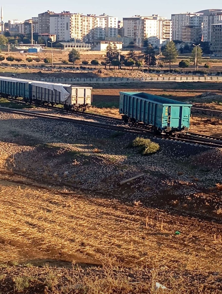 kurtalanda-tren-vagonu-raydan-cikti