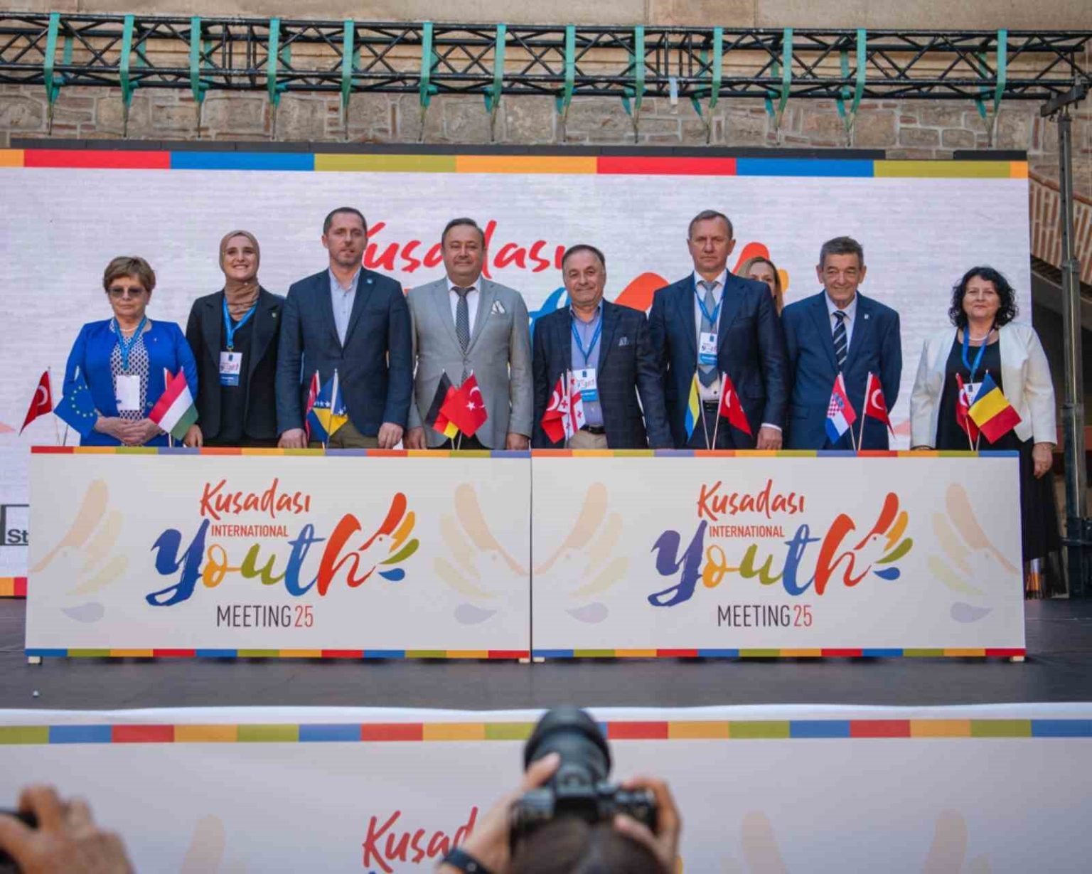 kusadasindan-dunyaya-baris-kardeslik-ve-dostluk-mesajlari-yollandi