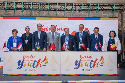 kusadasindan-dunyaya-baris-kardeslik-ve-dostluk-mesajlari-yollandi