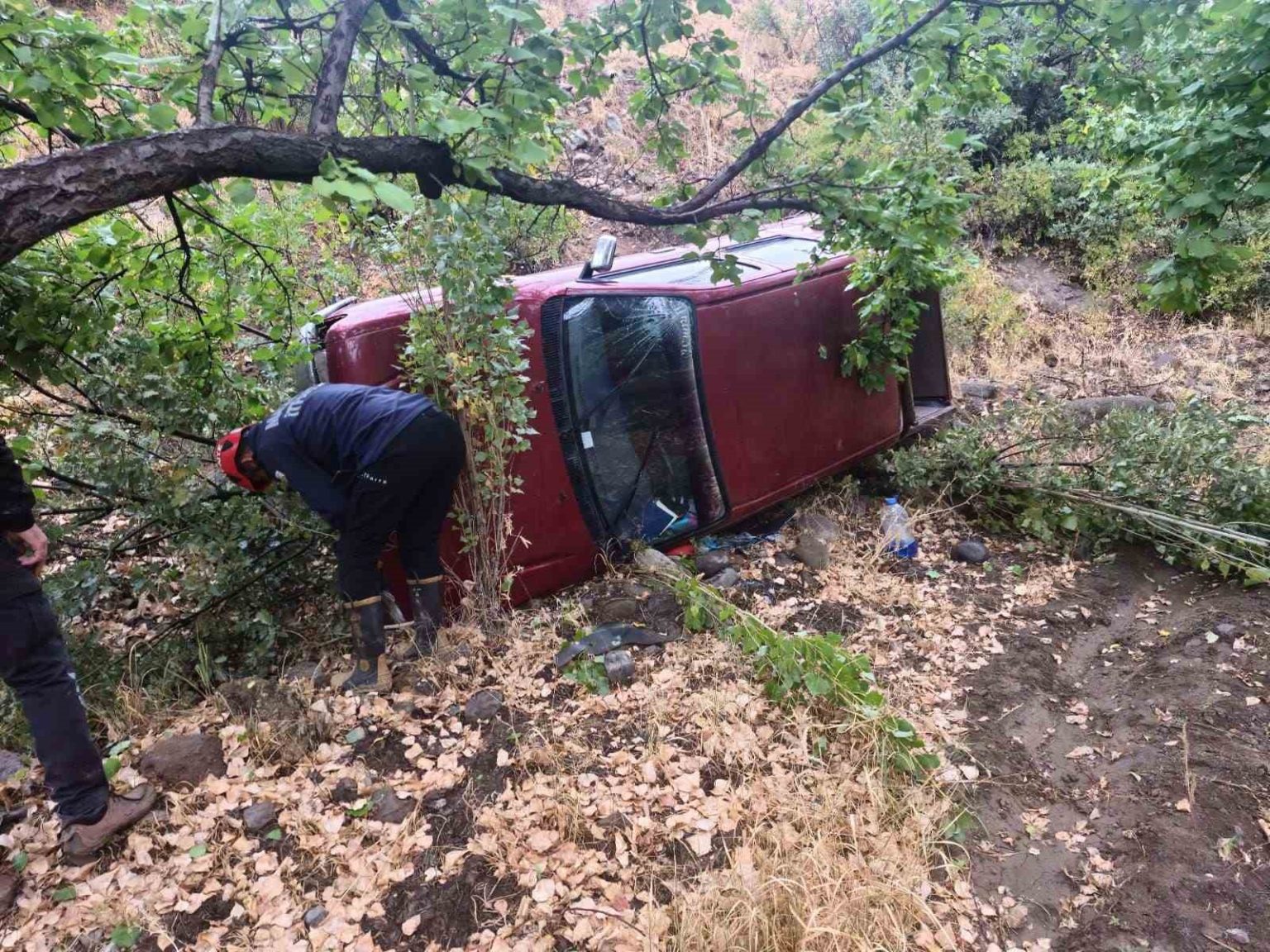 malatyada-viraji-alamayan-pikap-sarampole-uctu-2-yarali