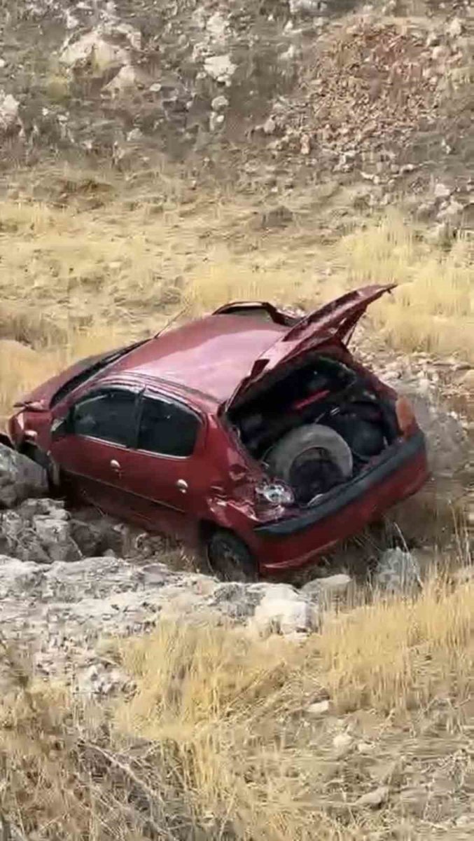 mardinde-otomobil-sarampole-devrildi-1-yarali