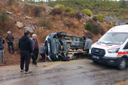 mersinde-kamyonet-devrildi-3-yarali