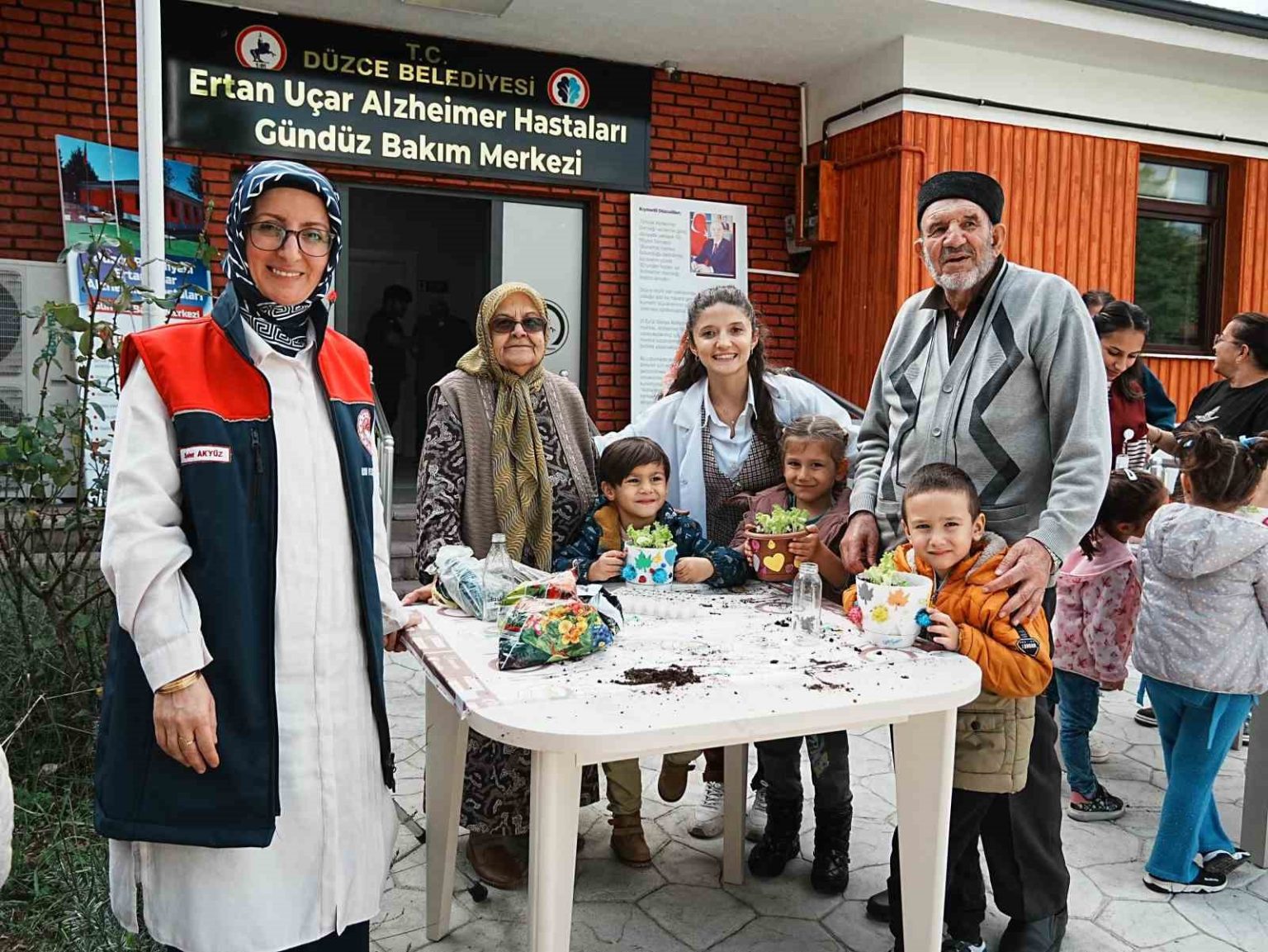 minikler-ve-buyukler-marul-fidesi-dikti