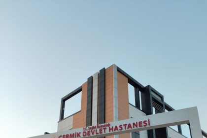 motosikletli-sahis-aractan-indirdigi-kadini-bicaklayip-kacti