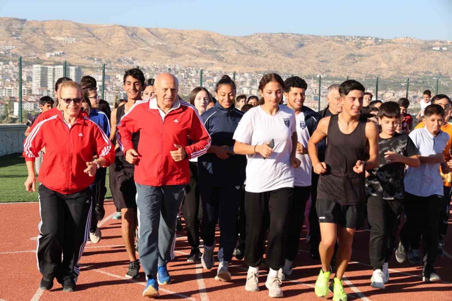 necdet-ayaz-adinin-verildigi-sahada-esiyle-birlikte-kostu
