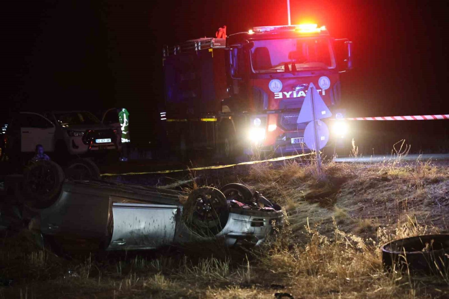 nevsehirde-otomobil-tarlaya-uctu-2-olu-1-yarali