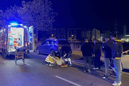 park-halindeki-otomobile-carpan-15-yasindaki-motosikletli-yaralandi