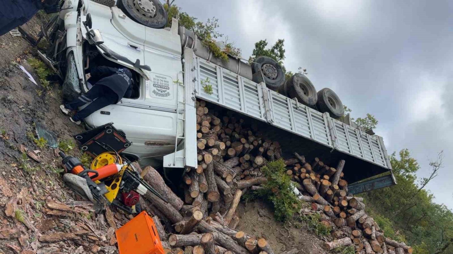 samsunda-odun-yuklu-kamyon-sarampole-devrildi-1-olu