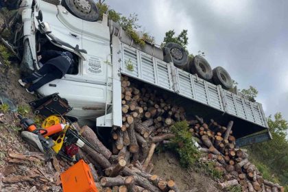 samsunda-odun-yuklu-kamyon-sarampole-devrildi-1-olu