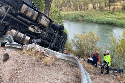sivasta-sebze-yuklu-tir-devrildi-surucu-2-saatlik-calismayla-kurtarildi