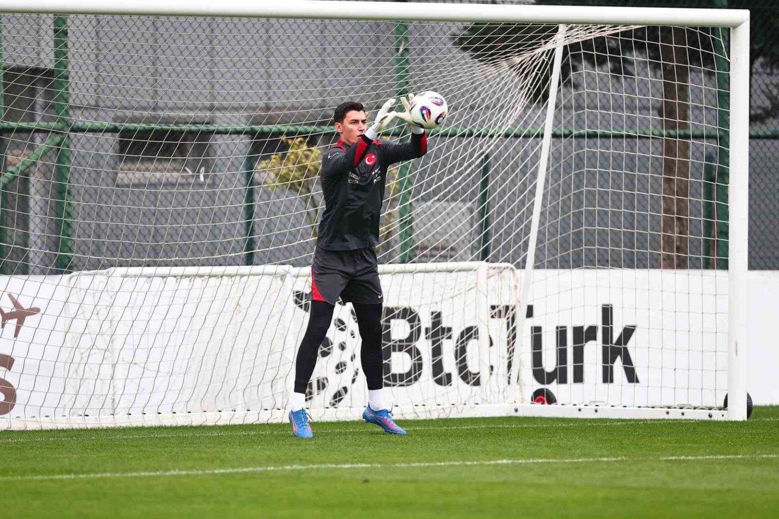 tff-berke-ozer-kendi-istegiyle-teknik-ve-idari-ekibimizin-izni-olmaksizin-kamptan-ayrilmistir