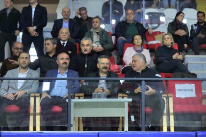 vali-aksoy-turkiye-hentbol-erkekler-super-lig-macini-tribunden-takip-etti
