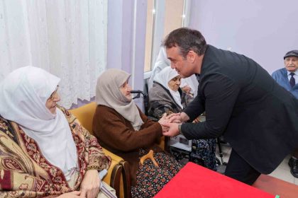 vali-sozerden-huzurevi-ziyareti