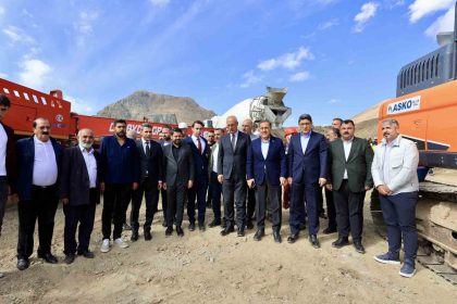 vali-usta-afad-konutlarini-inceledi