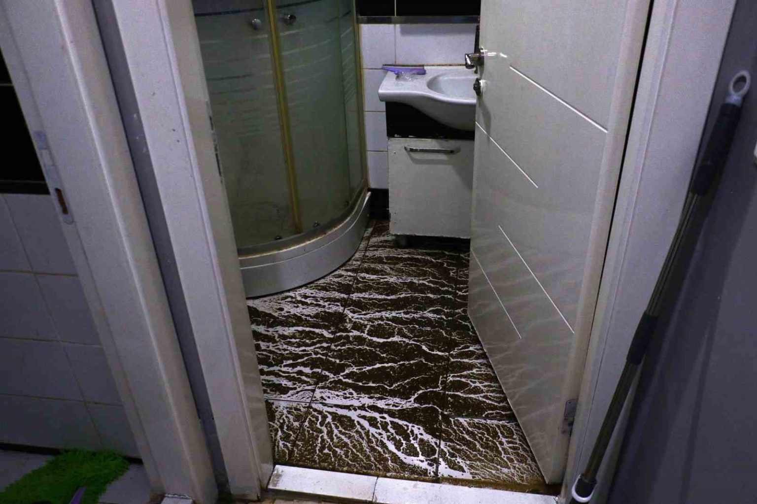 yagmurun-etkisiyle-atik-borusu-evine-tasan-adamdan-abbye-isyan