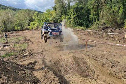 yenicede-off-road-coskusu-baskanin-co-pilot-oldugu-arac-havada-uctu