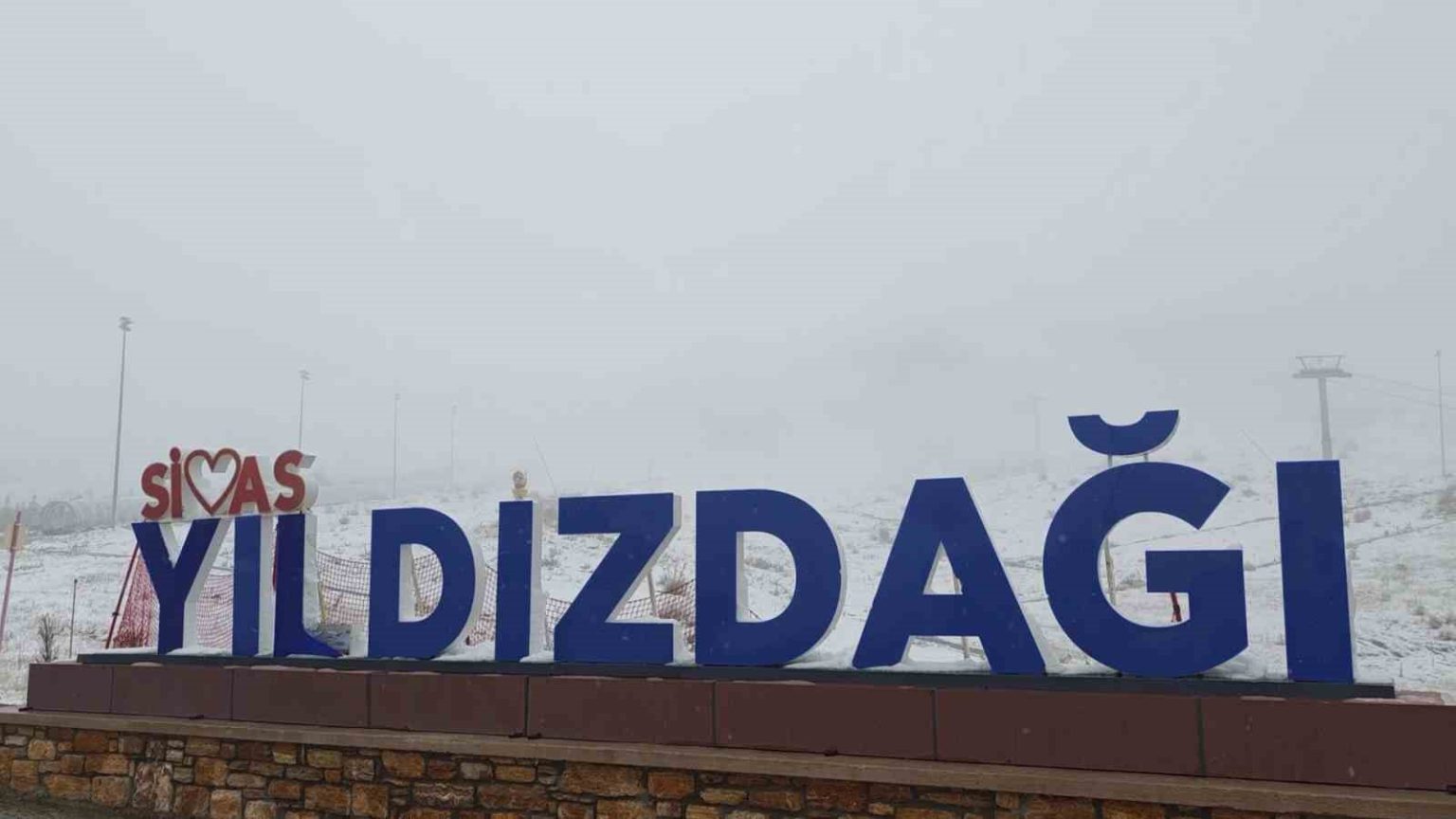 yildiz-dagi-kayak-merkezine-mevsimin-ilk-kari-dustu