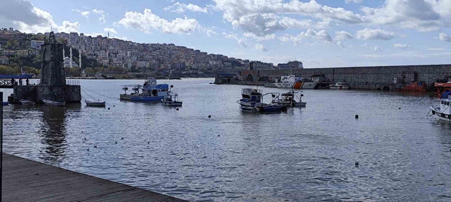 zonguldak-limani-sari-renge-boyandi