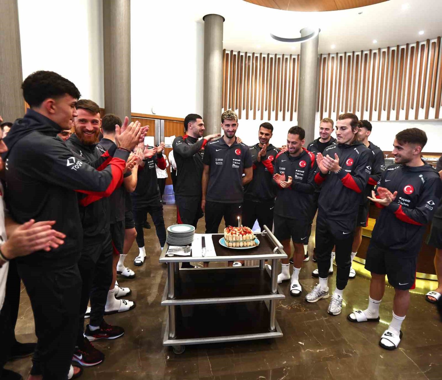 a-milli-takimda-atakan-karazorun-dogum-gunu-kutlandi