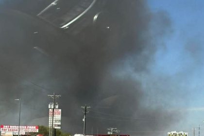 abdde-kucuk-bir-ucak-park-alanina-dustu-en-az-2-kisi-hayatini-kaybetti