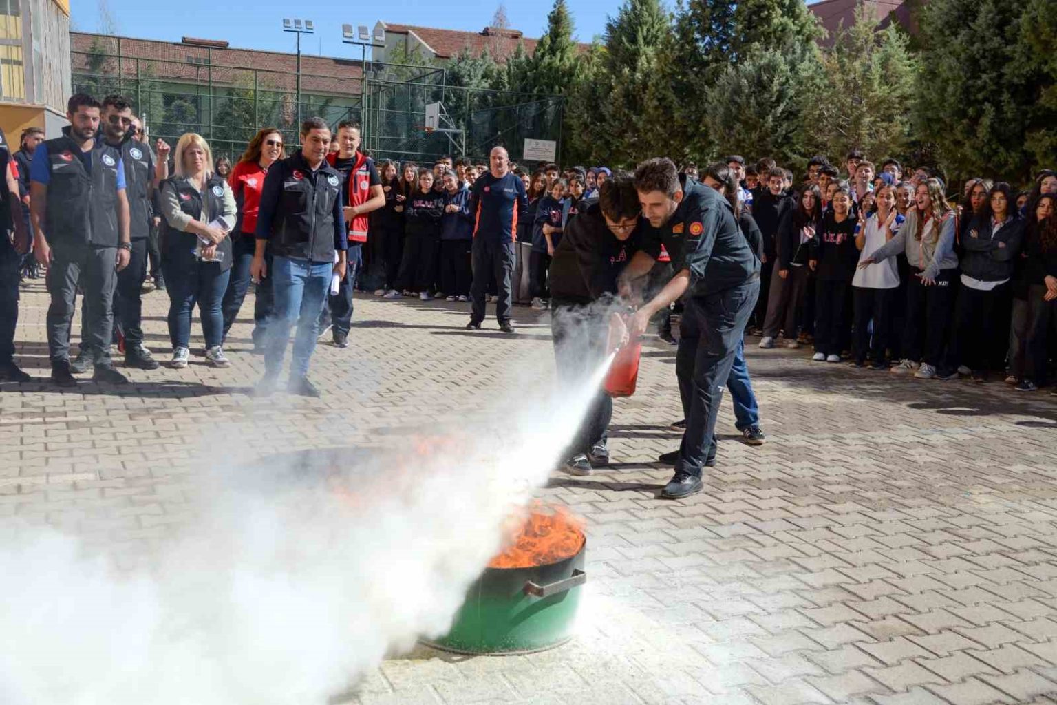 afet-risklerinin-azaltilmasi-gununde-ogrencilere-uygulamali-egitim