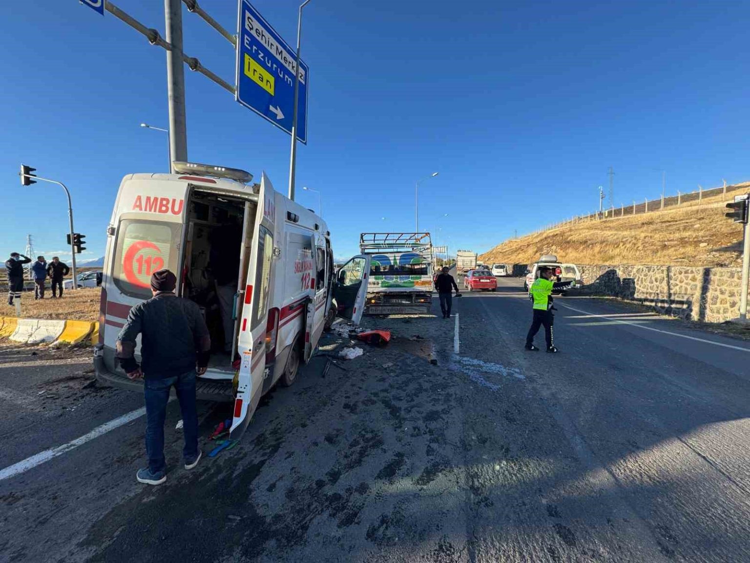 agrida-ambulans-kamyonetle-carpisti-2si-agir-7-yarali