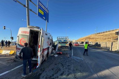 agrida-ambulans-kamyonetle-carpisti-2si-agir-7-yarali