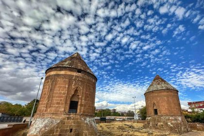 ahlatta-bulutlar-ve-tarihi-kumbetler-gorsel-solen-olusturdu