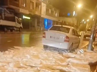 ahlatta-dolu-yagisi-cadde-ve-sokaklari-beyaza-burudu