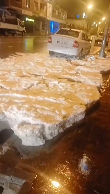 ahlatta-dolu-yagisi-cadde-ve-sokaklari-beyaza-burudu