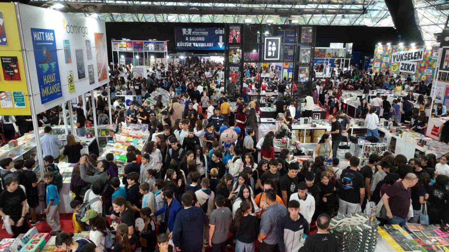 antalya-kitap-fuarini-1-milyon-103-bin-kisi-ziyaret-etti