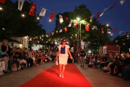 antalyada-60-yas-ustu-ogrenciler-podyumda-mankenlere-tas-cikardi