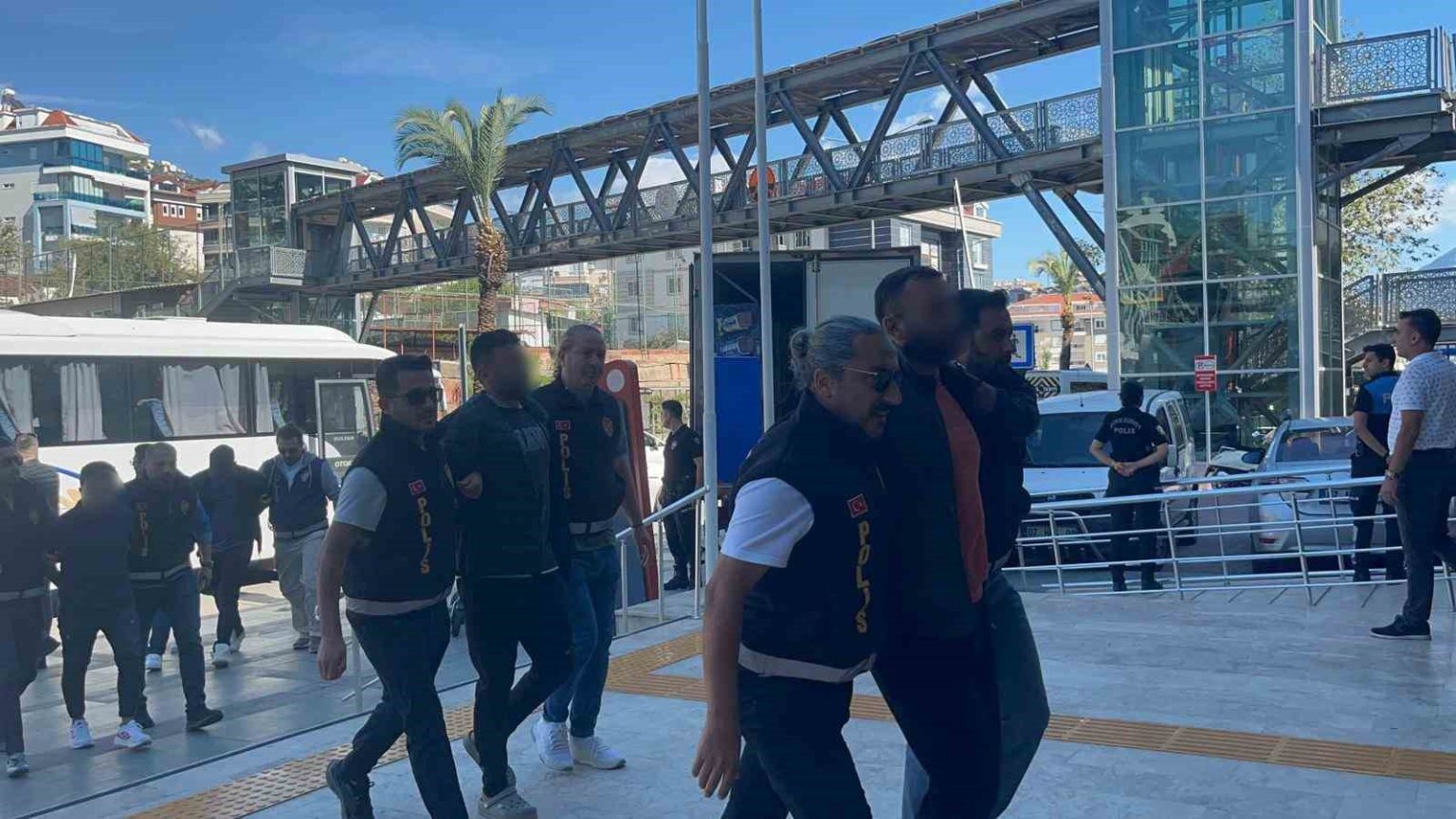 antalyada-sokakta-bicaklandi-cesedi-sarp-kayaliklarda-bulundu