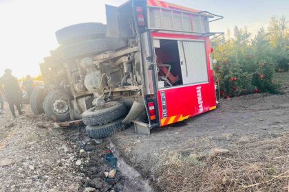 antalyada-yangina-giden-itfaiye-araci-devrildi-2-yarali