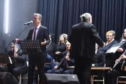 aydinda-yillarca-valilerin-makam-soforlugunu-yapan-danyal-sesiyle-dinleyenleri-mest-ediyor