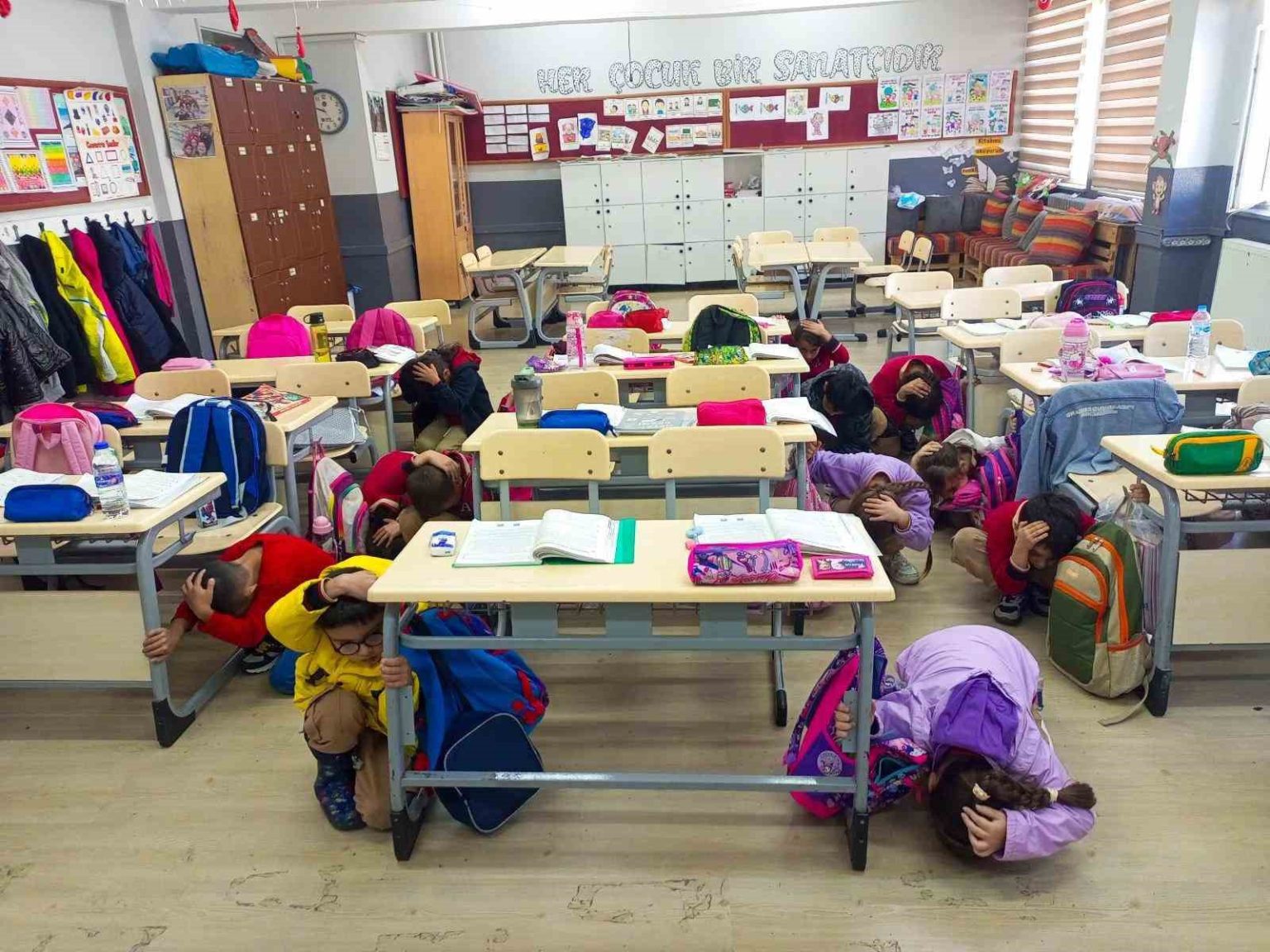 balikesirde-okullarda-deprem-tatbikati-gerceklestirildi