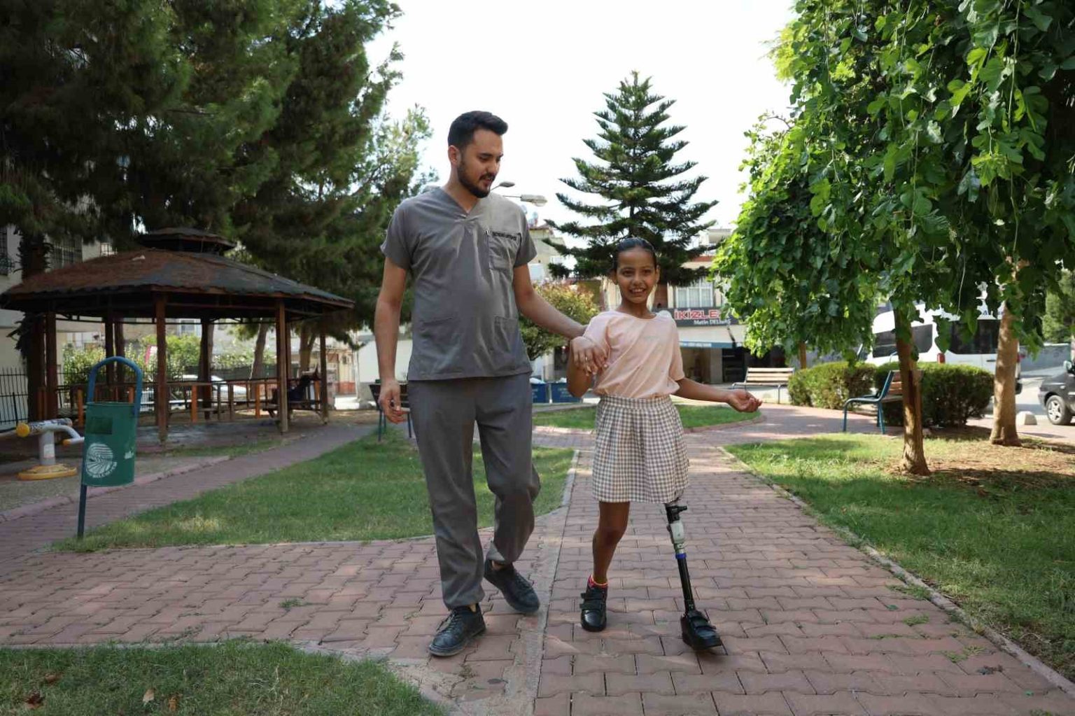 belediye-otobusu-altinda-kalan-rukiye-protez-bacakla-ilk-adimi-atti