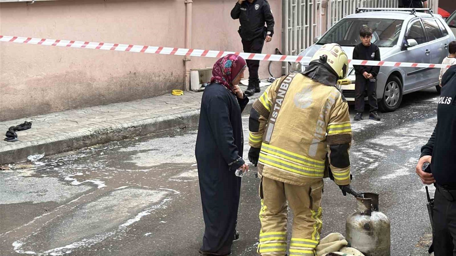 beyoglunda-degistirdigi-sirada-tupun-parlamasi-ile-ev-sahibi-yaralandi