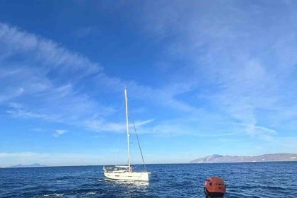 bodrum-akcali-adasi-aciklarinda-arizalanan-yelkenli-tekne-kurtarildi