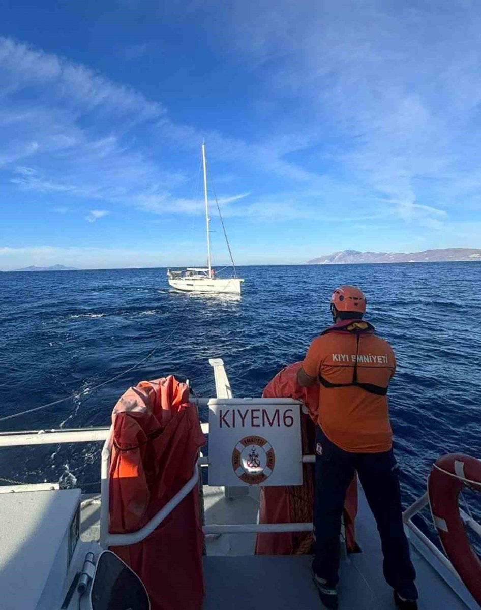 bodrum-akcali-adasi-aciklarinda-arizalanan-yelkenli-tekne-kurtarildi