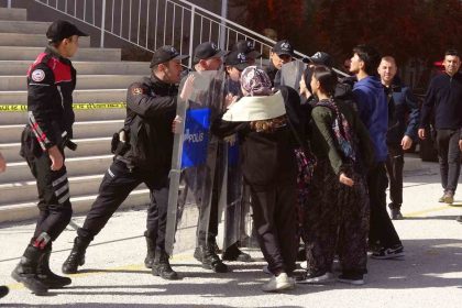 burdurda-deprem-tatbikatinda-ogrencilerin-oyunculugu-gercegi-aratmadi